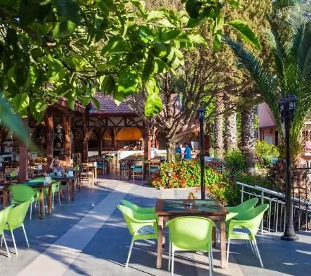 Hotel Club Pink Palace 3*