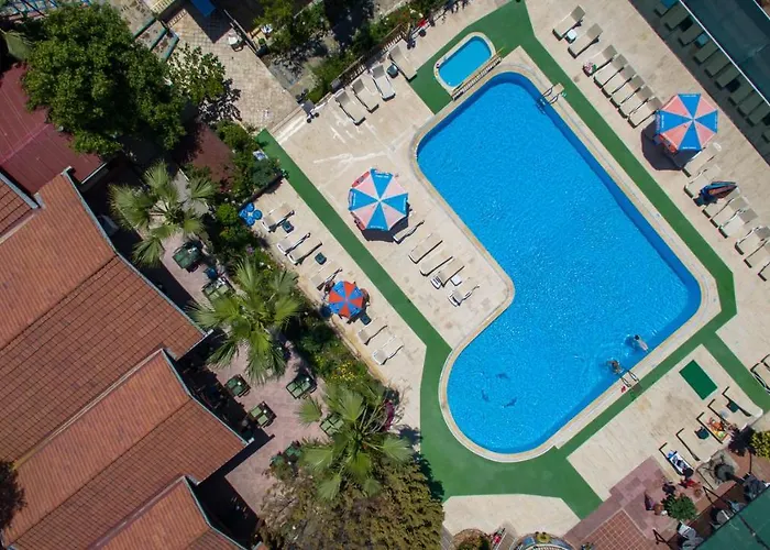 מלון Club Pink Palace