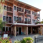 Club Pink Palace מלון 3*