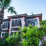 호텔 Club Pink Palace 3*