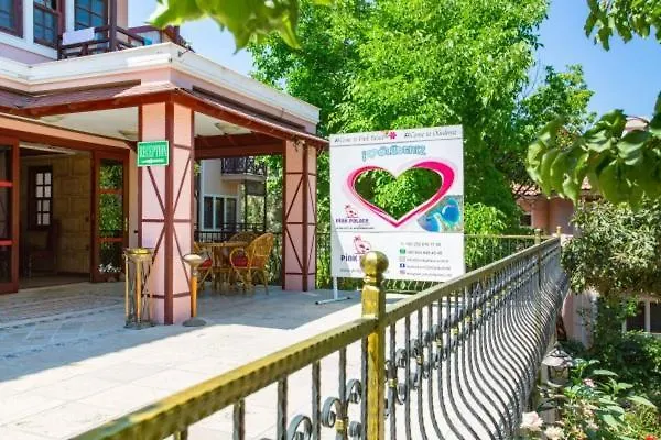 Club Pink Palace 3* Oludeniz